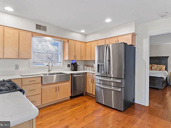 4th image of 102 Little Run Rd