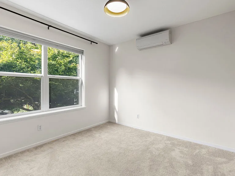 7 NE Morris St — Photo 15