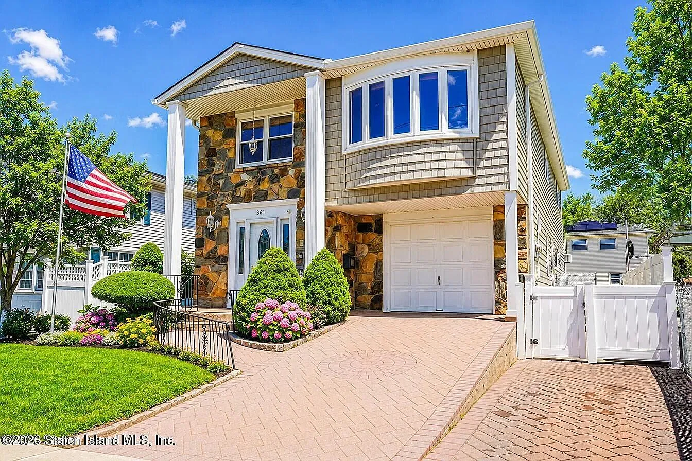 2 bed, 1.0 bath, 2533 sqft, $2,300 — Photo 1