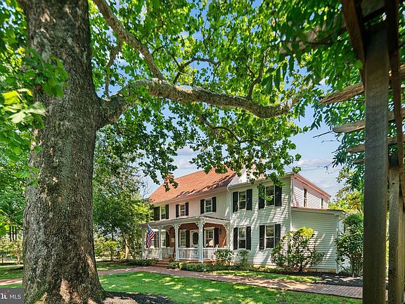 3rd image of 801 Cox Rd