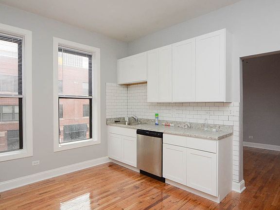 4th image of 900 W Montrose Ave APT 3