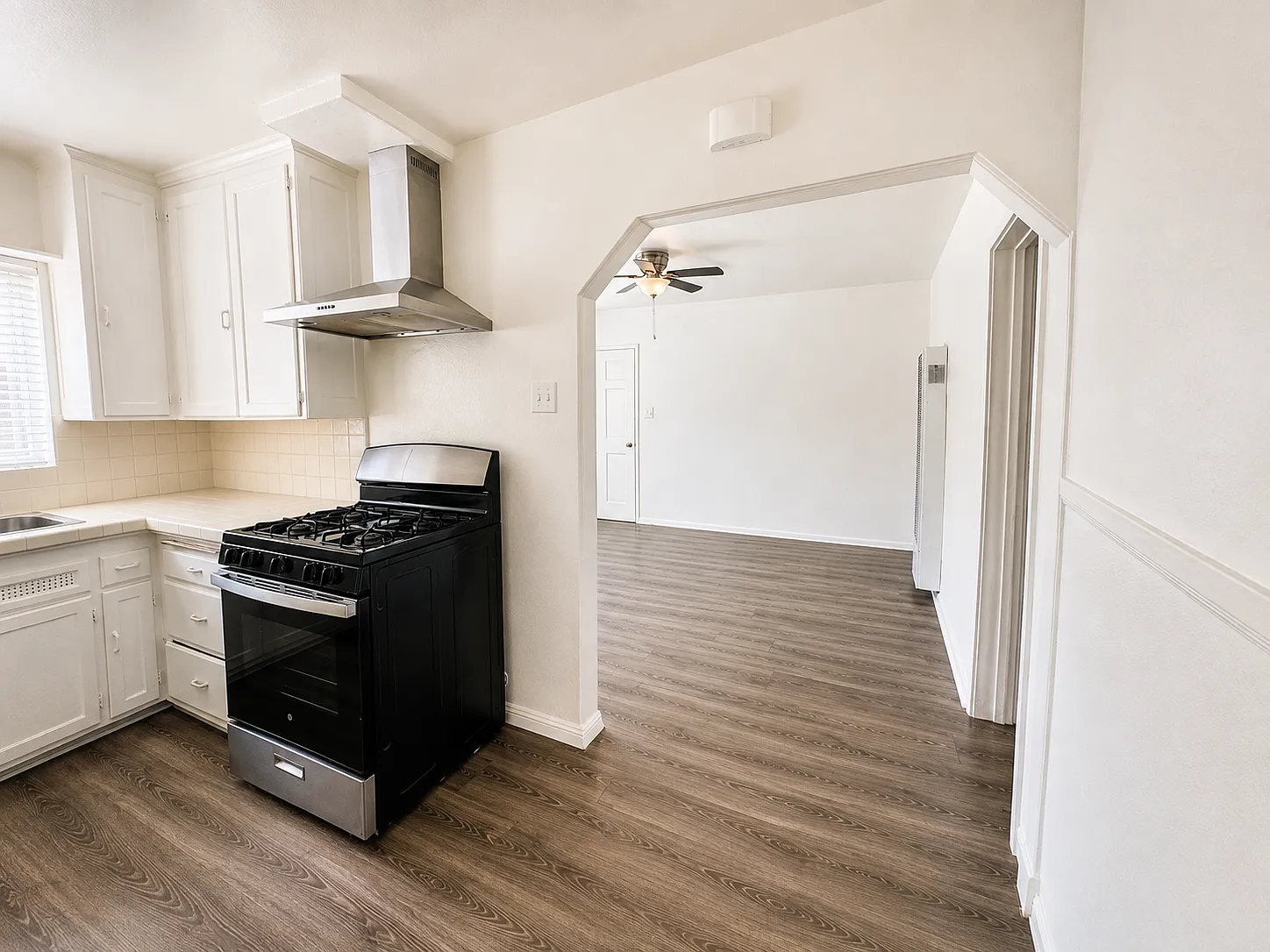 2 bed, 700 sqft, $2,300 — Photo 4