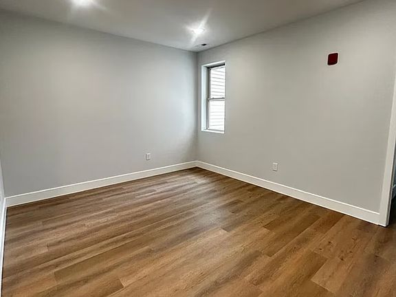 5th image of 1229 W Hilton St