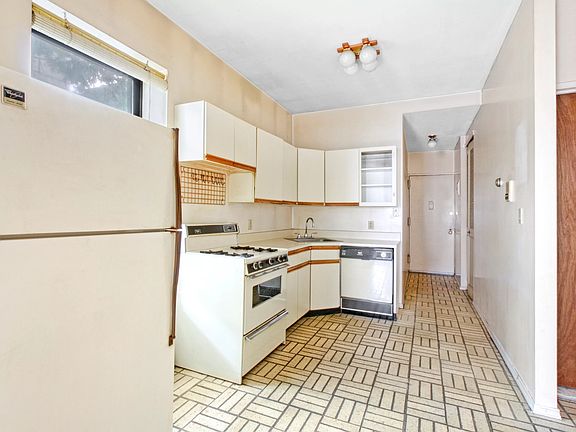 3rd image of 510 Ocean Pkwy APT 4G