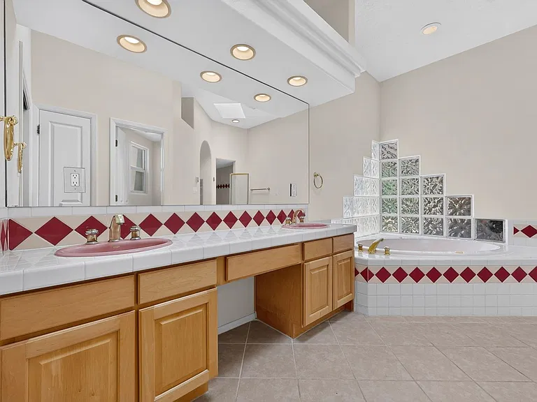 10900 San Francisco Rd NE — Photo 21