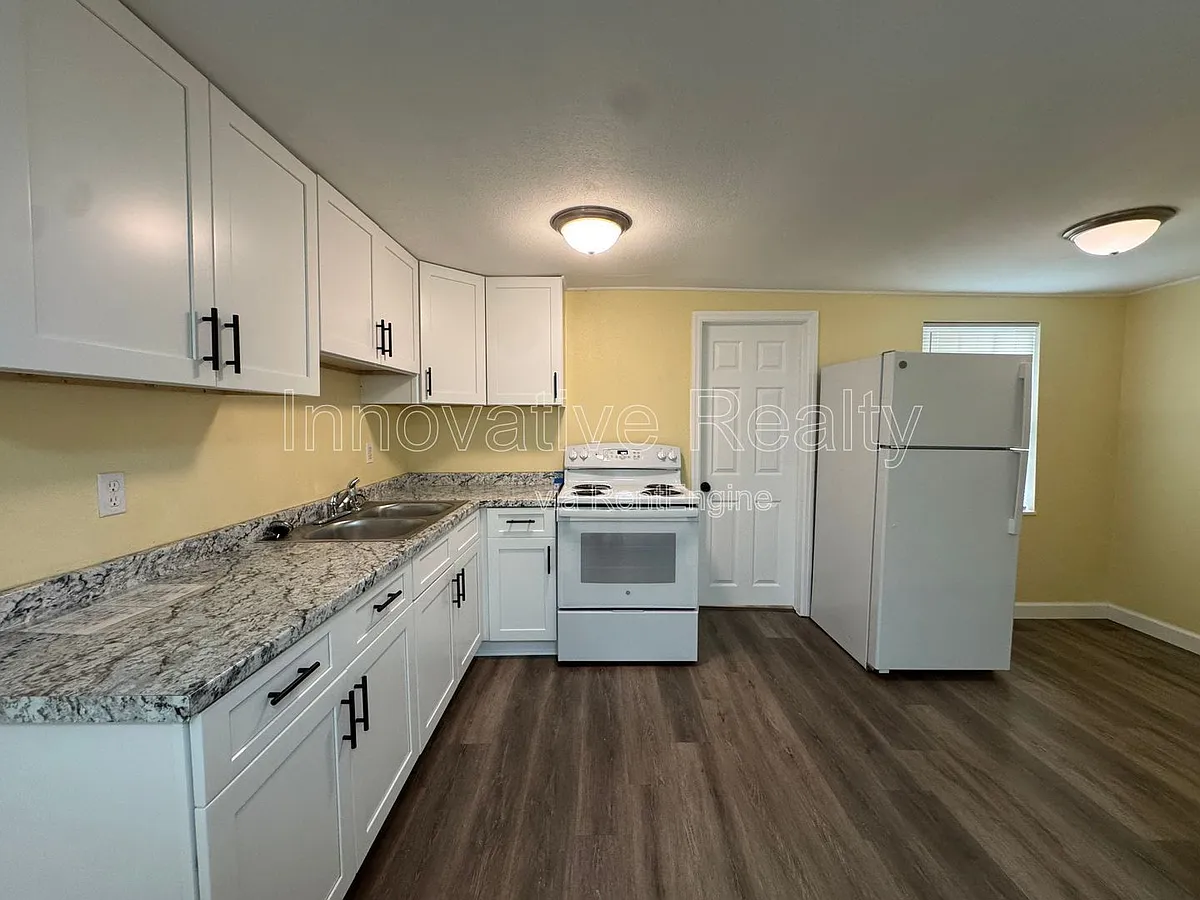Building Photo - 205D N Fern Dr