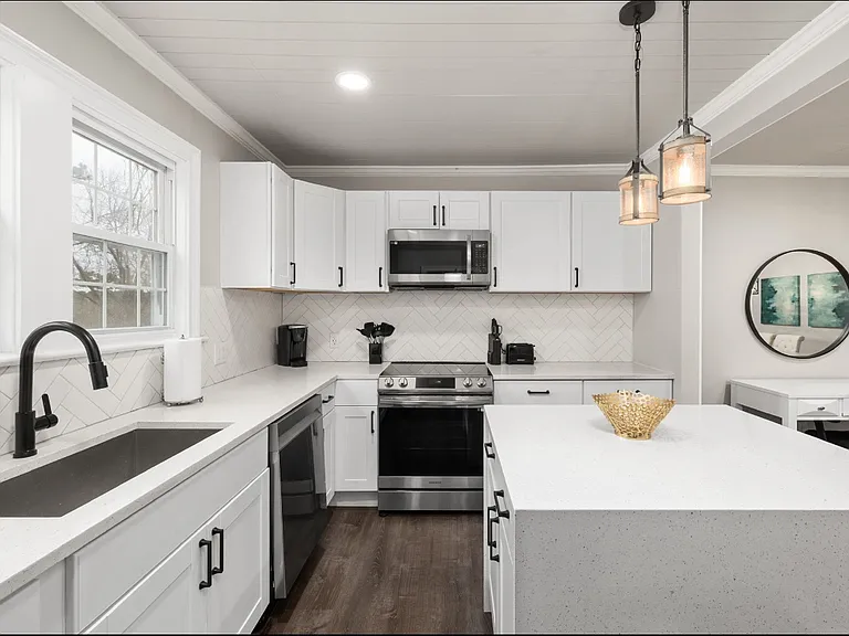 1716 Chapel Hill Rd — Photo 15