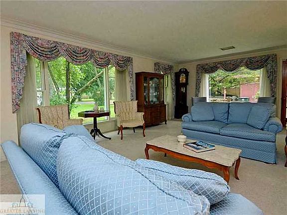 4th image of 175 E Maplewood Dr
