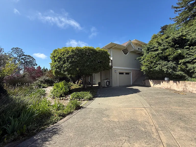 2 Lone Tree Ave — Photo 4