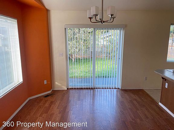 2nd image of 359 NE Oleary St