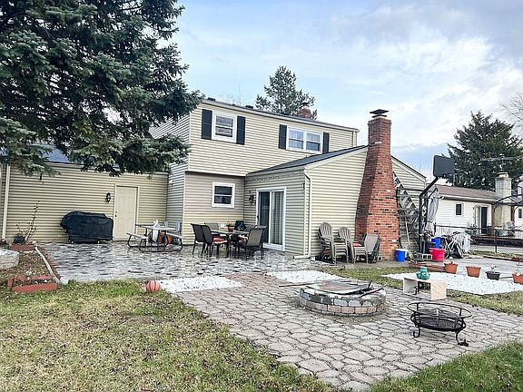 2nd image of 43075 Avon Ct