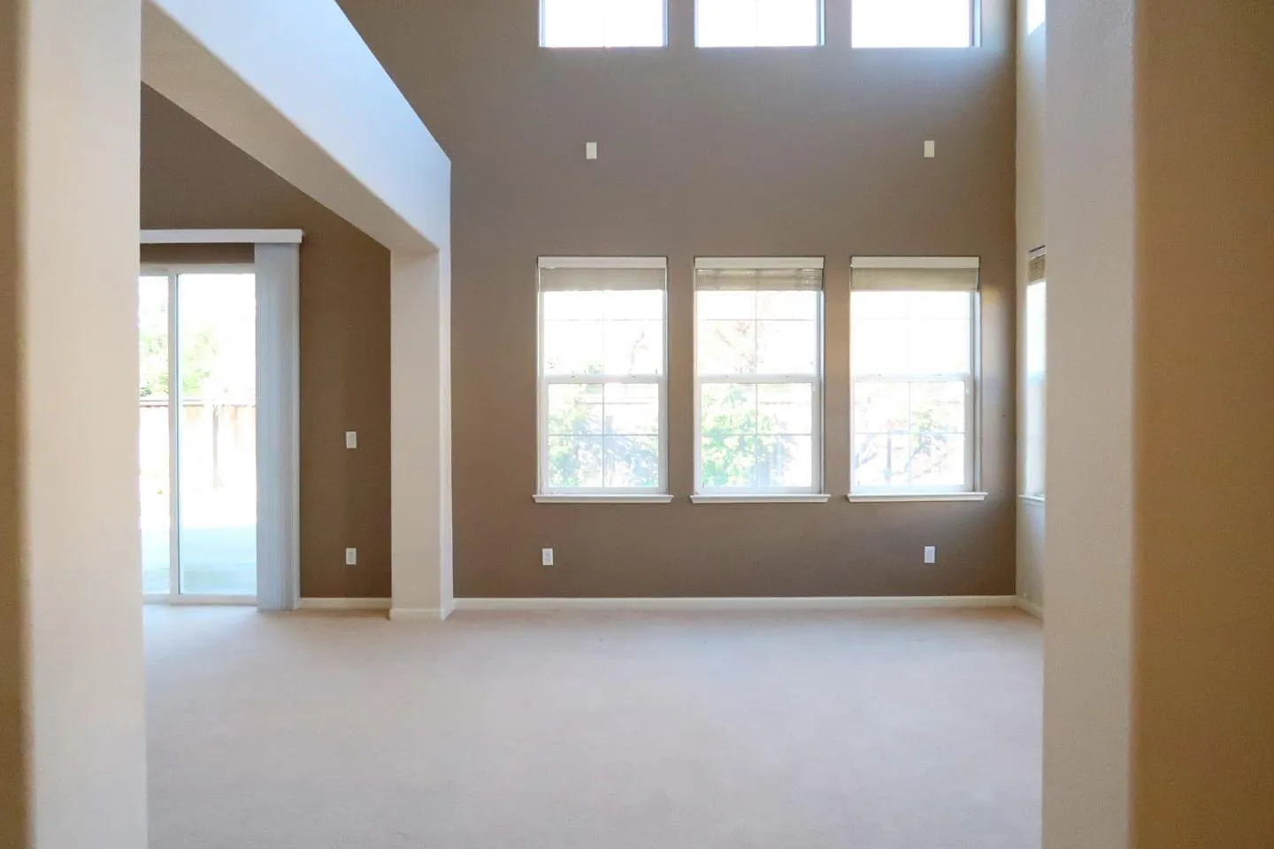 3 bed, 2.5 bath, 2449 sqft, $4,200 — Photo 4