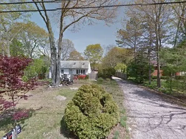 129 Pennsylvania Ave, Medford, NY 11763