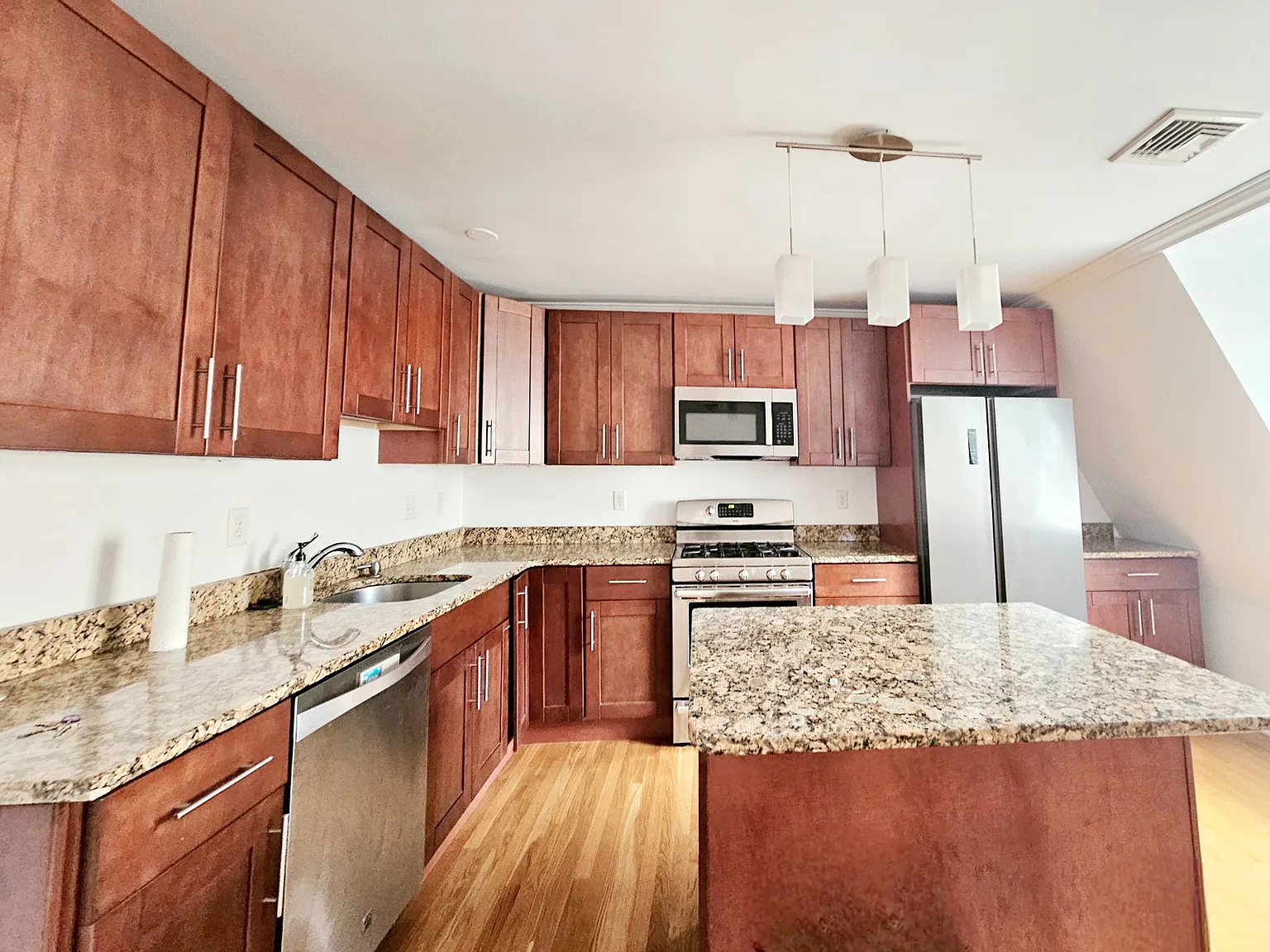 3 bed, 2.0 bath, 1600 sqft, $4,200 — Photo 1