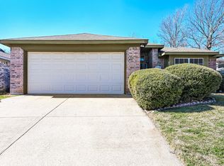 7112 Woodhinge Dr, Benbrook, TX 76126