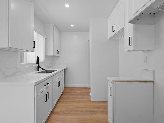 5th image of 2426 N Buena Vista St #Aa