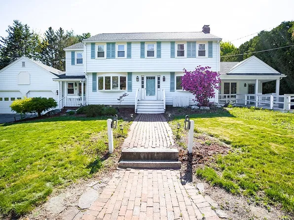 2 Pinewood Ln, Groveland, MA 01834