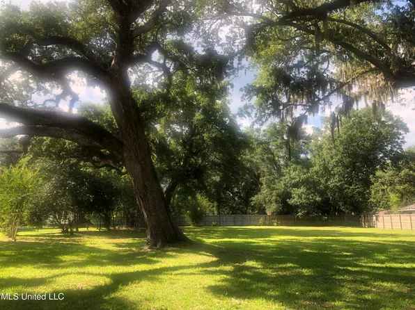 515 Lake Ave, Pascagoula, MS 39567