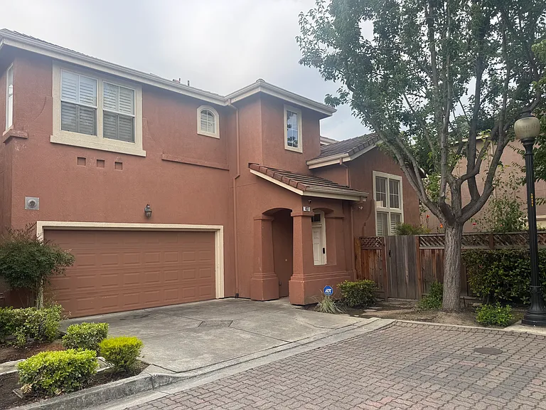 437 Kent Dr — Photo 1