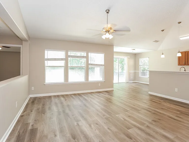 392 Bostwick Cir — Photo 5