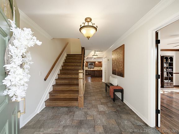 4th image of 118 E 25th St