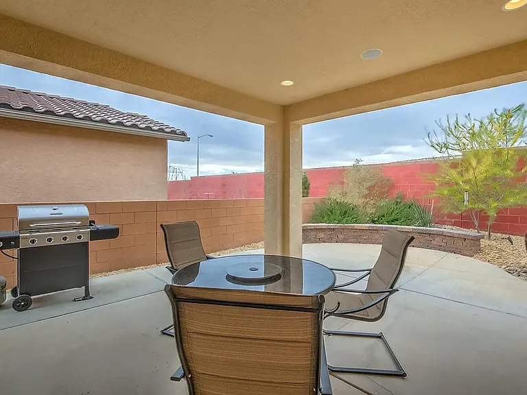 613 Palo Alto Dr NE — Photo 2
