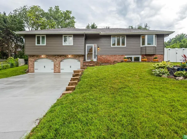 13769 Poppleton Cir, Omaha, NE 68144