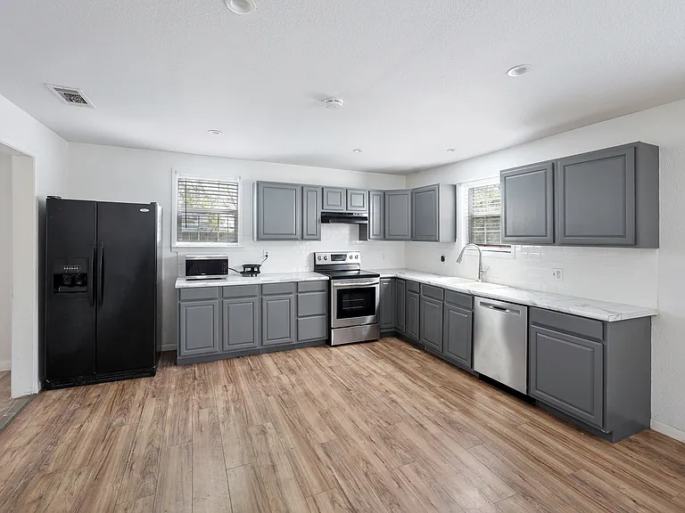 1130 W Day St — Photo 6