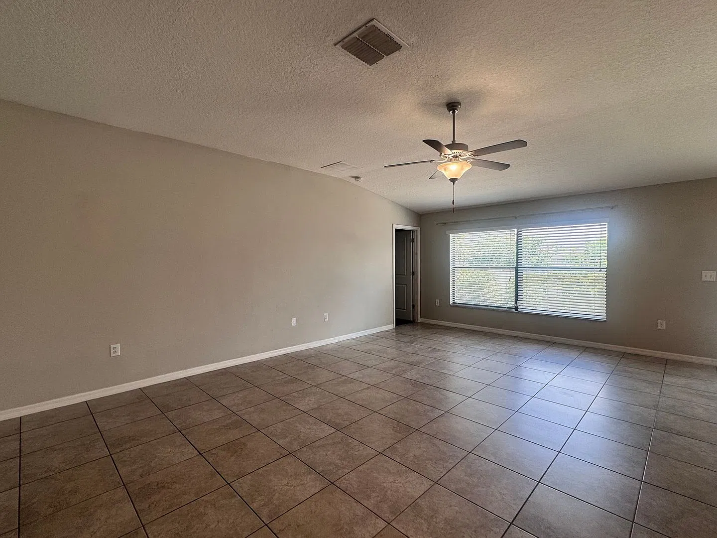 4-Bedroom, 2 Bath Single Family for Rent in Wimauma, FL | 2 -Car Attached Garage & Modern Kitchen — Photo 4