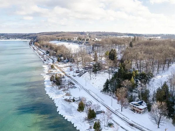 6019 Crystal Ave, Beulah, MI 49617