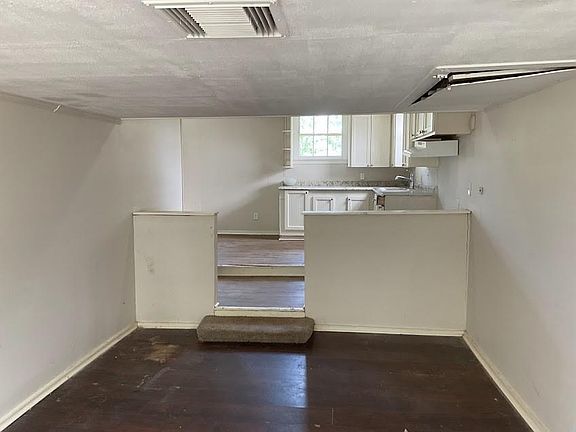 3rd image of 621 W 7th St
