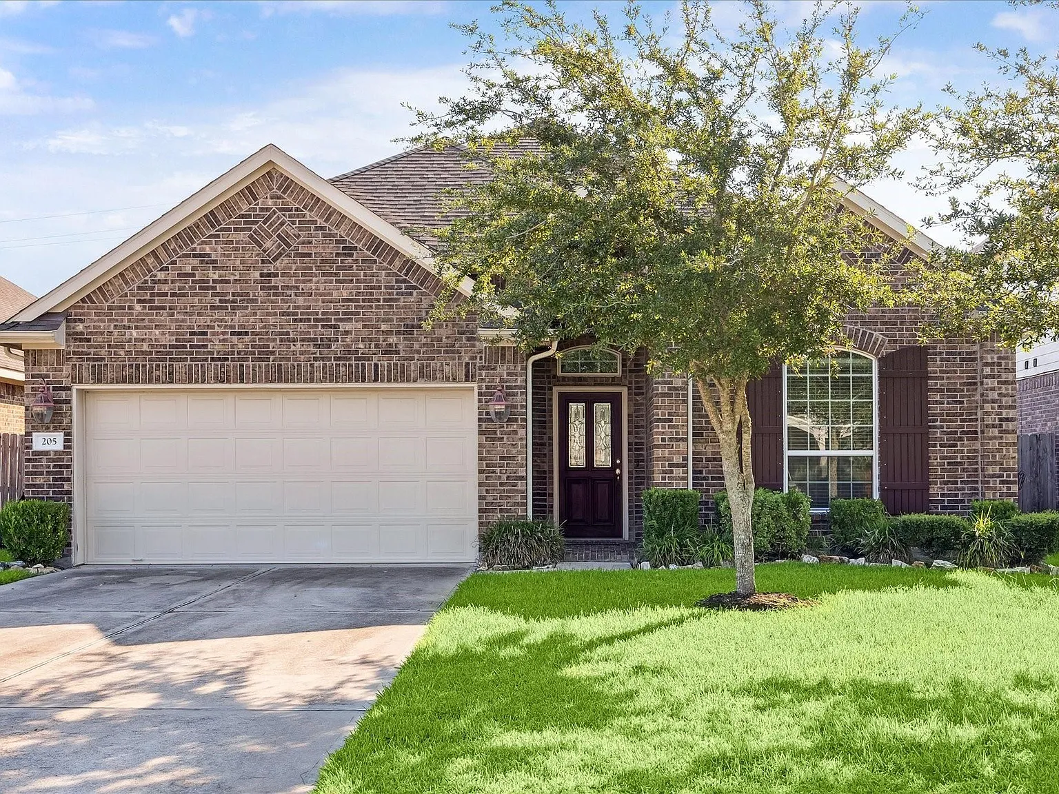 3 bed, 2.0 bath, 1615 sqft, $2,300 — Photo 1