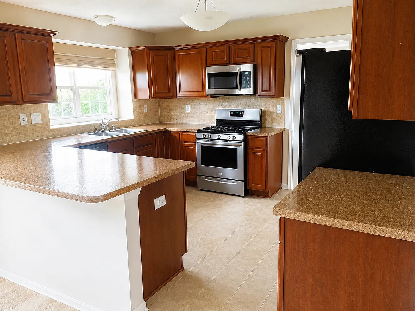 4 bed, 2.5 bath, 2750 sqft, $2,695 — Photo 2