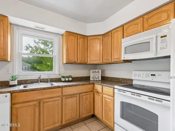 2 Sutherland Court, Toms River, NJ 08757