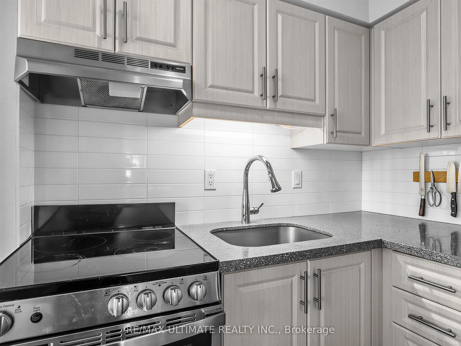 720 Spadina Ave — Photo 3