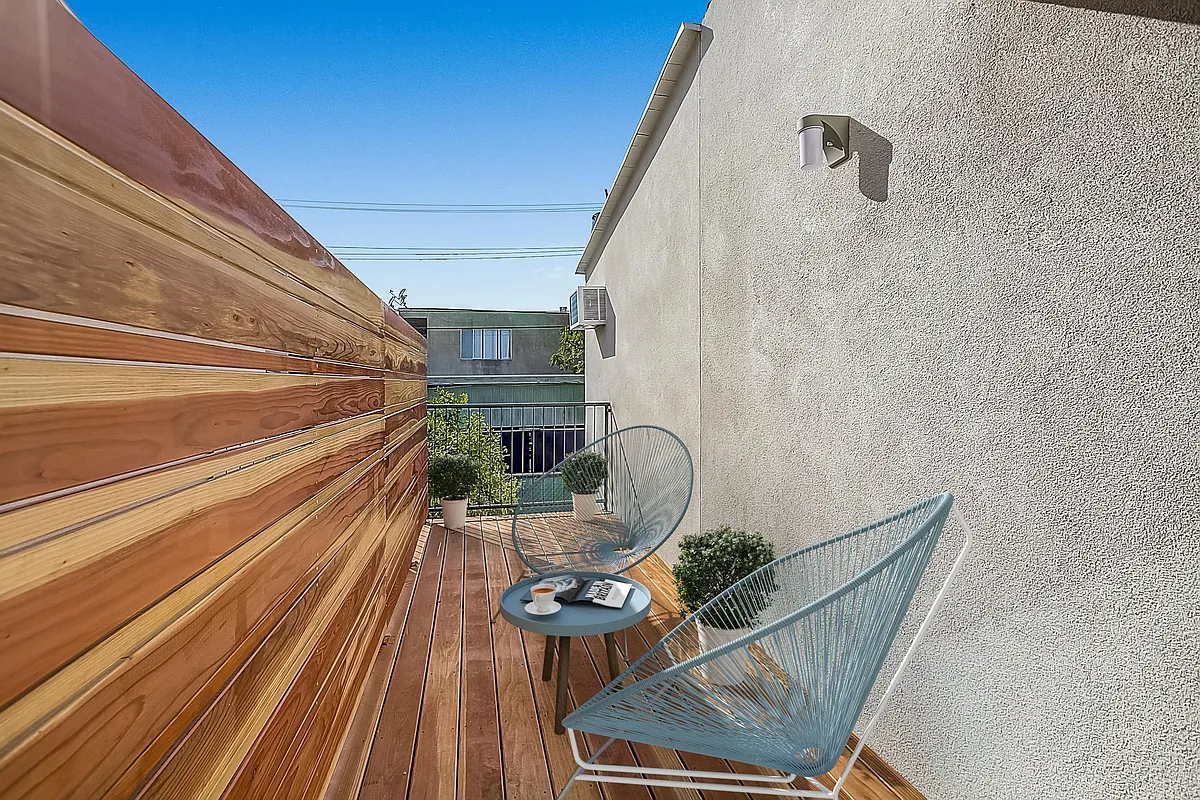 Building Photo - 513 N Heliotrope Dr #515