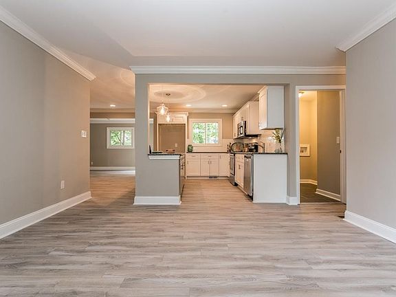 5th image of 2389 Brenda Dr SE