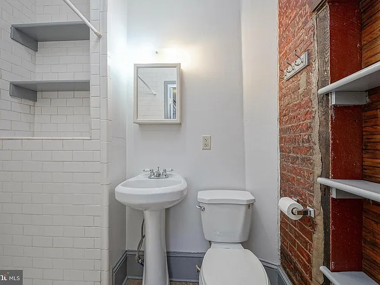 1525 Tasker St — Photo 8