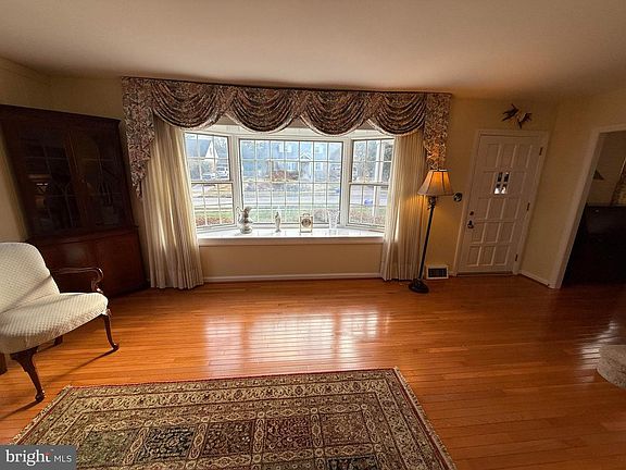 3rd image of 128 Clemson Rd