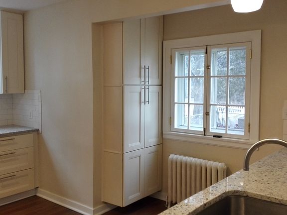 Self close cabinet doors