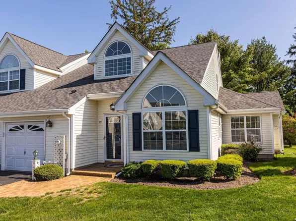 22 Joyces Way #1, Bay Shore, NY 11706