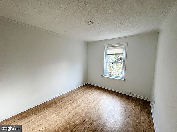 4th image of 304 E 23rd St