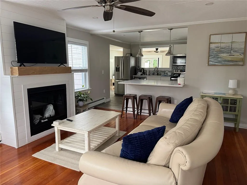 3 bed, 2.0 bath, 1400 sqft, $2,900 — Photo 3