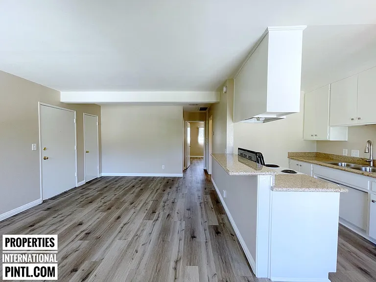 2851 Montrose Ave — Photo 33