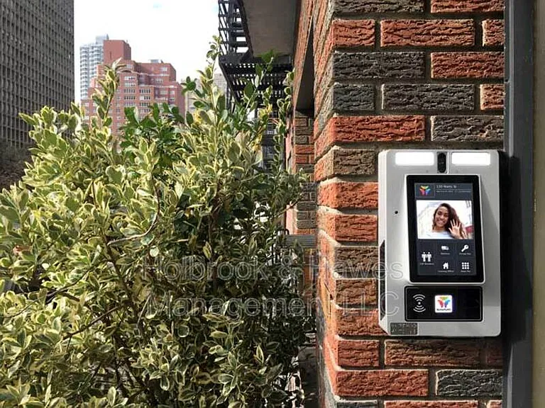 200 E Laurel St — Photo 17
