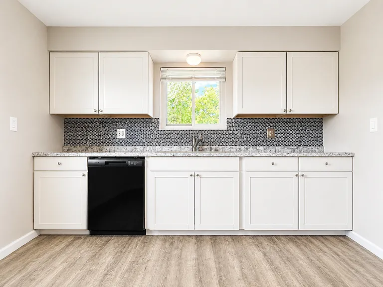 27056 Lawnwood St — Photo 9