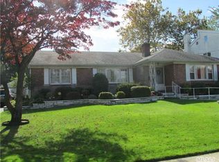 88 Dogwood Ln, New Hyde Park, NY 11040