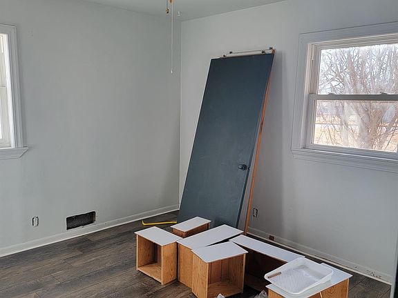 3rd image of 407 S Van Buren St