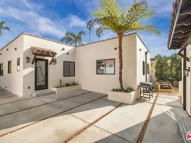 1031 1/2 N Havenhurst Dr — Photo 14