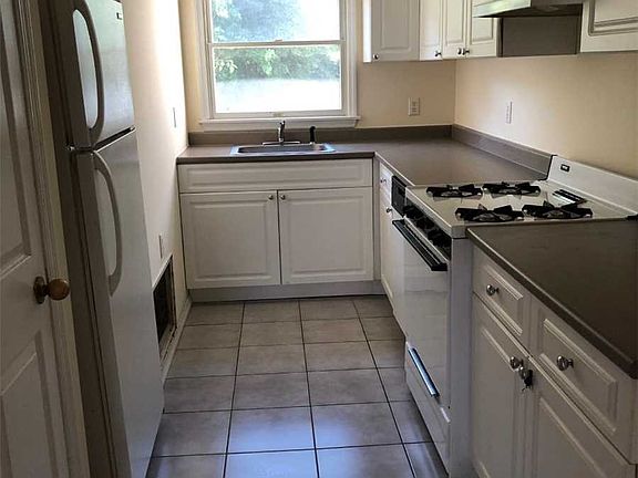 4th image of 124 Sylvan Ave APT 19